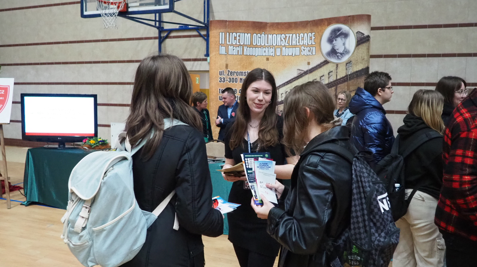 Zdjęcie Targi Szkół 2024 (17)cfa026fb-d7a2-47ac-9872-35d5ef09c043.jpg w galerii Targi Szkół i Dzień Otwarty w II LO - 11.03.2024 r.